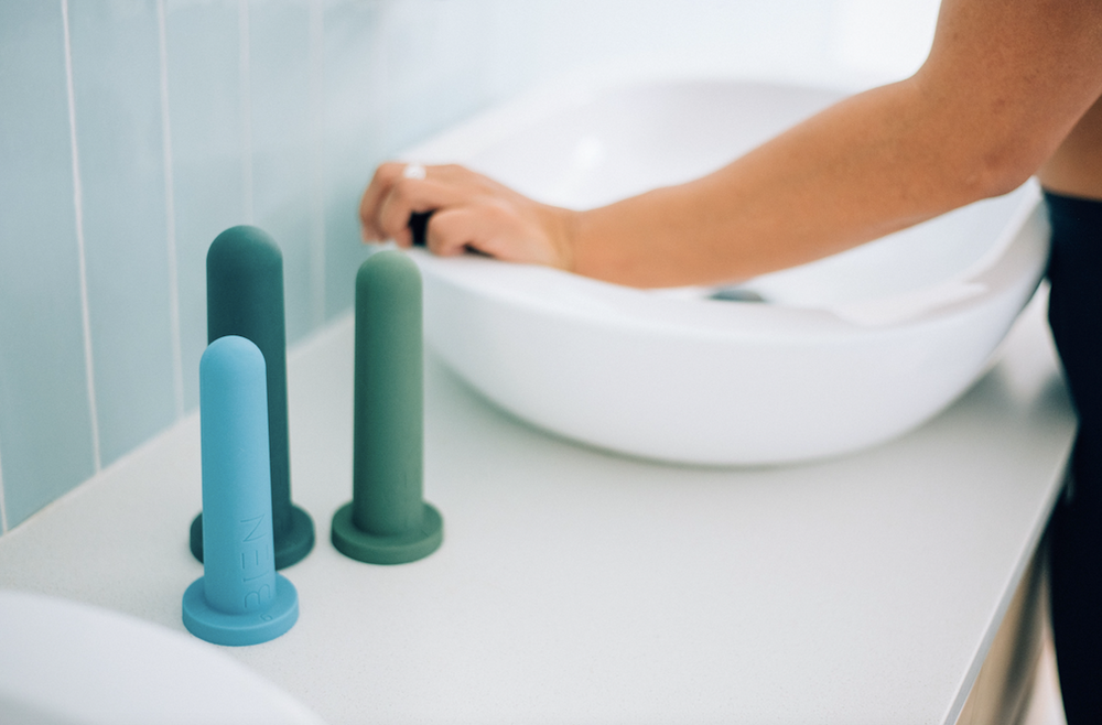 Yosh qiz va keksa odamning jinsiy aloqasi Yugurishda yalangoch kokraklar video